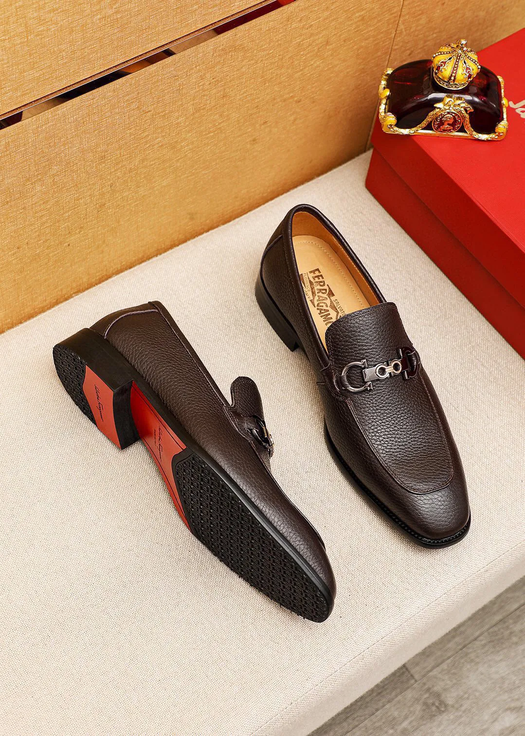 Men's shoes 💰460 💐 Product trademark: Ferragamo "Ferragamo" casual leather shoes Regular size: 38-44 (45🉑️customized) Product materials: Selected imported first-layer pebbled calfskin upper + luxury hardware buckle, imported water-dyed cow leather lining. Strong three-dimensional visual effect, original combination outsole Color: 2⃣️colors available